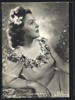 Ansichtskarte Schauspielerin Magda Schneider, sitzend in einem Blumenkleid, eine Blume im Haar