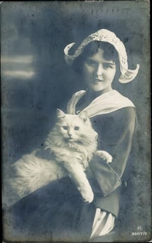 Ansichtskarte / Postkarte Junge Frau in Tracht, Weiße Katze - RPH 3997/2