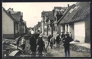 Ansichtskarte Plochingen, Wirbelsturm-Verheerungen in einer Strasse, mit Feuerwehrmännern, 1913