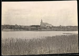 Fotografie H. Rubin, Co., Dresden-Blasewitz, Ansicht Gartz, Uferpartie mit Blick zum Ort