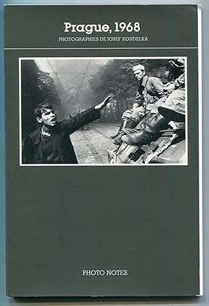 Bild des Verkufers fr Prague, 1968. Photographs de Josef Koudelka. Texte et lgendes de Petr Krl [= Collection Photo Notes] zum Verkauf von Antikvariat Valentinska