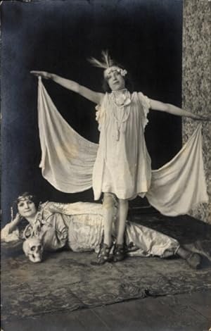 Foto Ansichtskarte / Postkarte Theaterszene, Schauspielerinnen in Kostümen, Schädel