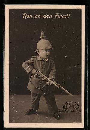 Bild des Verkufers fr Ansichtskarte Ran an den Feind, Kleiner Soldat mit Gewehr zum Verkauf von Bartko-Reher