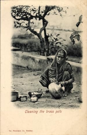 Ansichtskarte / Postkarte Indien, Frau in Tracht, Reinigung der Töpfe