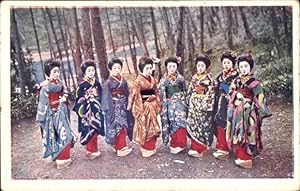 Ansichtskarte / Postkarte Japan, Mädchen in japanischer Tracht, Gruppenbild, Wald