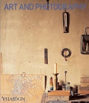 Bild des Verkufers fr Art and Photography: covers every major school, style and name and includes work by Jeff Wall, Andreas Gursky and Gillian Wearing. (Themes & Movements) zum Verkauf von WeBuyBooks