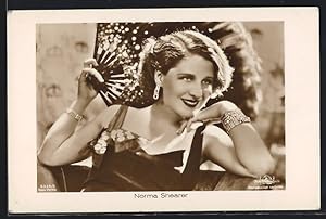 Ansichtskarte Schauspielerin Norma Shearer mit grossem Fächer