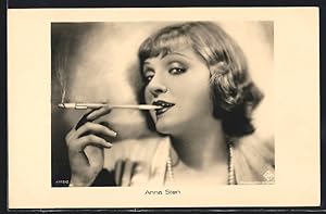 Ansichtskarte Schauspielerin Anna Stein posiert mit Zigarette