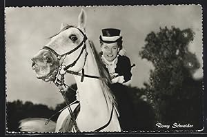 Ansichtskarte Schauspielerin Romy Schneider auf einem Pferd reitend einer Filmszene