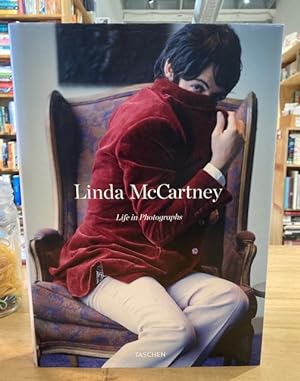 Bild des Verkufers fr Linda McCartney Life in Photographs zum Verkauf von Browsers Books
