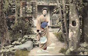 Ansichtskarte / Postkarte Japan, Mädchen in japanischer Tracht, Garten, Fächer