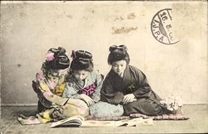 Ansichtskarte / Postkarte Japan, Mädchen in japanischer Tracht beim Lesen