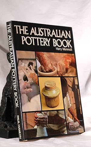 Bild des Verkufers fr THE AUSTRALIAN POTTERY BOOK zum Verkauf von A&F.McIlreavy.Buderim Rare Books