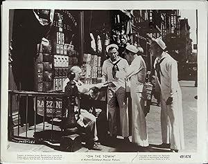 Immagine del venditore per On the Town 8 X 10 Still 1949 Gene Kelly, Frank Sinatra, Jules Munshin! venduto da AcornBooksNH