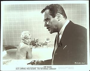 Bild des Verkufers fr The Notorious Landlady 8 X 10 Still 1962 Jack Lemmon with Kim Novak in Bathtub! zum Verkauf von AcornBooksNH