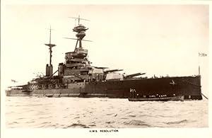 Künstler Ansichtskarte / Postkarte Britisches Kriegsschiff H.M.S. Resolution, Revenge Class