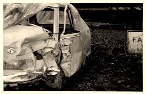 Foto Ansichtskarte / Postkarte Auto nach einem Verkehrsunfall