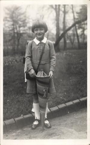 Foto Ansichtskarte / Postkarte Mädchen mit Zuckertüte, Einschulung