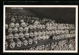 Ansichtskarte Totenschädel aufgereiht mit Beschriftungen, Hallstatt Beinhaus