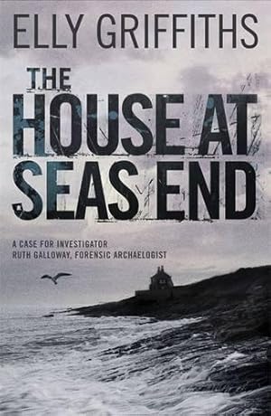 Image du vendeur pour The House at Sea's End: The Dr Ruth Galloway Mysteries 3 mis en vente par WeBuyBooks