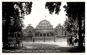 Ansichtskarte / Postkarte Vichy Allier, Le Casino vu de l'Allee Centrale du Parc