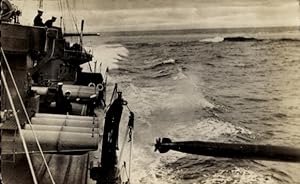 Ansichtskarte / Postkarte Britisches Kriegsschiff, Abschuss eines Torpedos
