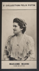 Photographie de la collection Félix Potin (4 x 7,5 cm) représentant : Madame J. Marni, femme de l...