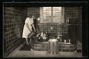 Bild des Verkufers fr Ansichtskarte Junge Dame und Angestellte im Moorbad zum Verkauf von Bartko-Reher