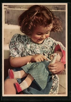 Ansichtskarte Goldiges Mädchen mit Puppe im blauen Kleid