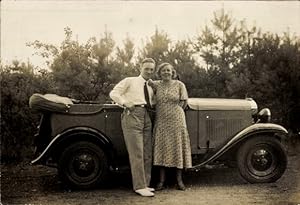 Foto Mann und Frau vor einem Automobil