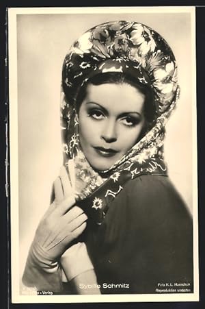 Ansichtskarte Schauspielerin Sybille Schmitz mit Kopftuch und Handschuhen