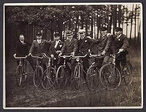 (Männer im Wald mit ihren Fahrrädern / Men in the forest with their bicycles)