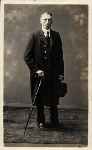 Foto Ansichtskarte / Postkarte Mann im Mantel mit Gehstock, Standportrait