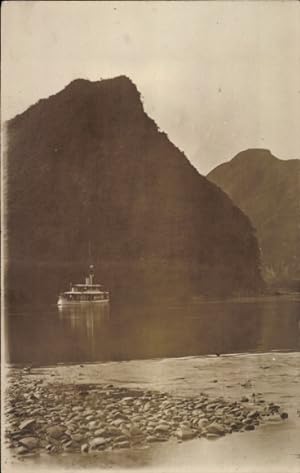 Künstler Ansichtskarte / Postkarte Deutsches Flusskanonenboot SMS Tsingtau, Ostasiengeschwader, K...