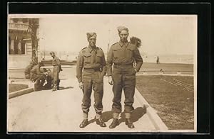 Bild des Verkufers fr Postcard Zwei britische Soldaten in Uniform an einem sonnigen Tag zum Verkauf von Bartko-Reher
