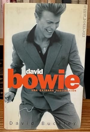 Imagen del vendedor de DAVID BOWIE, UNA EXTRAA FASCINACION a la venta por Fbula Libros (Librera Jimnez-Bravo)