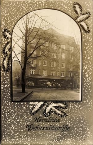 Passepartout Ansichtskarte / Postkarte Hamburg ? Blick auf Wohnhaus mit Geschäft, Herzliche Weihn...
