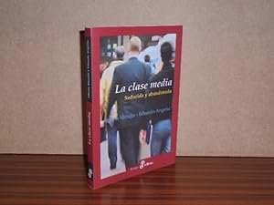 Seller image for LA CLASE MEDIA - Seducida y abandonada for sale by Libros del Reino Secreto