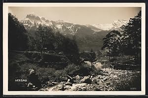 Ansichtskarte Gersau, Partie am Bach mit Blick auf Ortschaft und den Bergsee