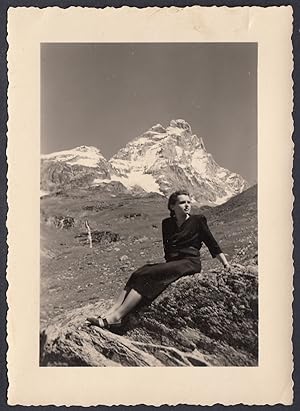 Italia 1950 - Montagne da identificare - Donna elegante su masso - Foto