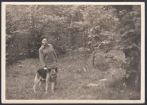 Donna con cane Pastore Tedesco in un bosco - 1950 Fotografia vintage