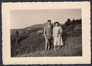 Italia 1950 - Coppia elegante in posa tra colline - Foto vintage