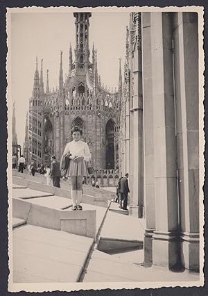 Chiesa da identificare - Turista in posa - 1950 Fotografia vintage