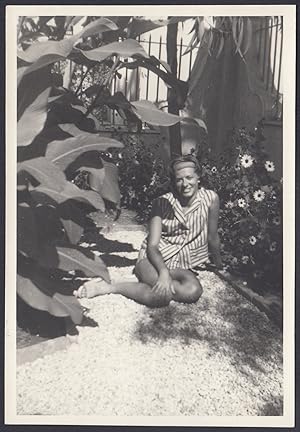 Donna seduta a terra in giardino tra le margherite - 1950 Foto vintage