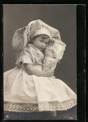 Ansichtskarte Kleines Mädchen in Tracht mit Puppe
