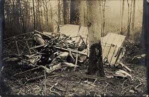Foto Ansichtskarte / Postkarte Verkehrsunfall, Flugzeug-Überreste im Wald
