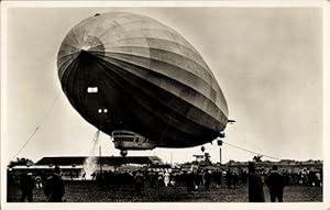 Ansichtskarte / Postkarte LZ 127 Graf Zeppelin, Bei der Landung, Das Luftschiff lässt Wasserballa...