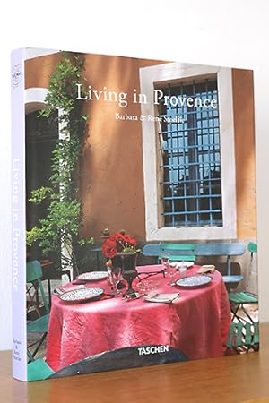 Bild des Verkufers fr Living in Provence / Vivre en provence zum Verkauf von AMSELBEIN - Antiquariat und Neubuch