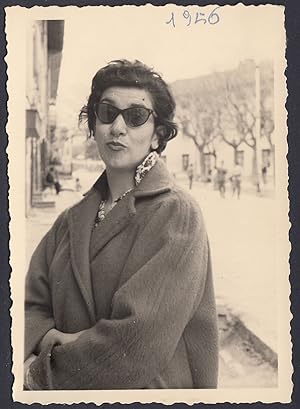 Bardonecchia, Donna con occhiali da sole in strada, 1956 Foto vintage