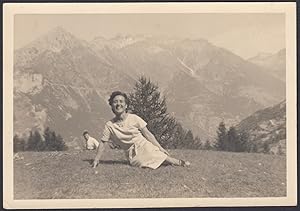 Giovane donna seduta su prato in montagna, 1950 Fotografia vintage, Old Photo